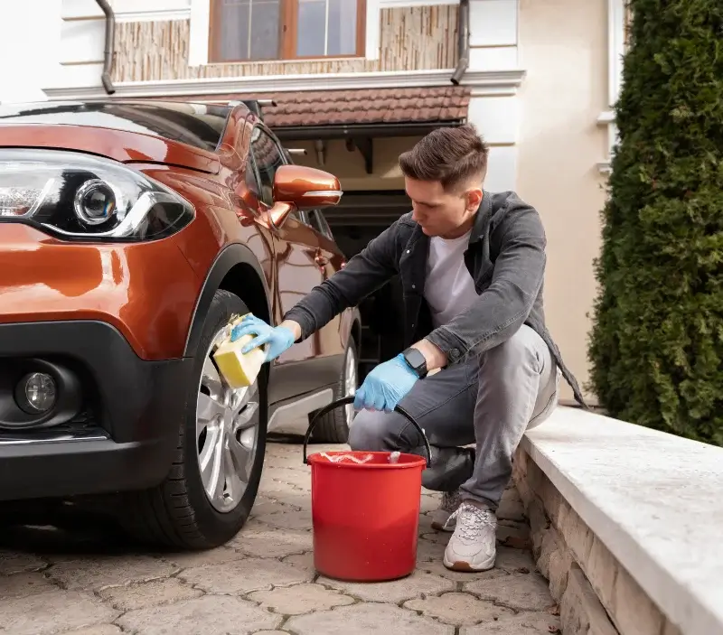 Lavage auto à domicile Roquefort-les-Cascades : professionnel intervenant sur un véhicule